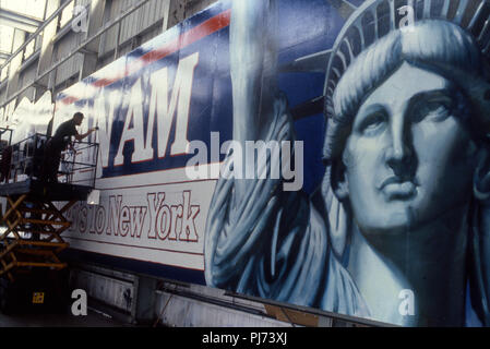 Reklametafeln Maler arbeiten an Ad für Pan Am Fluggesellschaften in Billboard Studio in Los Angeles, CA Stockfoto