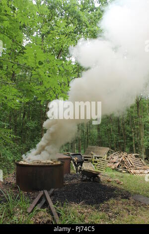 Eine Holzkohle Ofen Rauchen in einer englischen Woodland Stockfoto