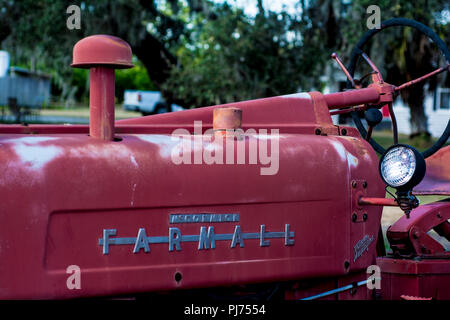 Alte antike roten Traktor Stockfoto