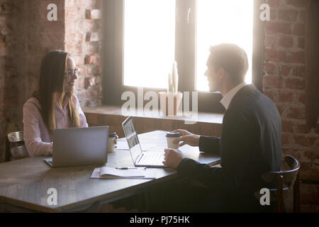 Paar sprechen und in einer Kaffeepause Stockfoto