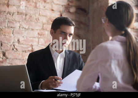 Ernsthafte HR Manager Interviews junge Frau Kandidat Stockfoto