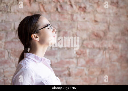 Porträt der jungen Frau in Brillen lächelnd Stockfoto