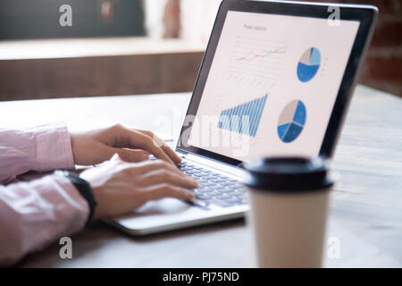 Nahaufnahme von womans Hände Arbeiten am Laptop Stockfoto