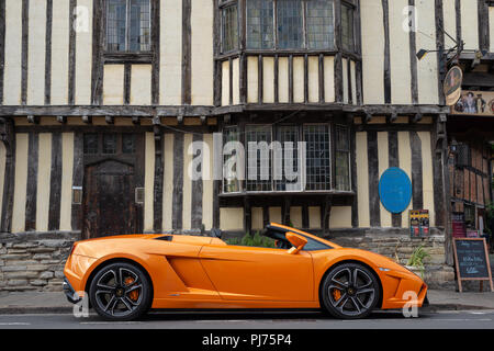 Cabrio Lamborghini Aventador Roadster außerhalb einer Tudor Pub in Stratford-upon-Avon, Warwickshire, England Stockfoto