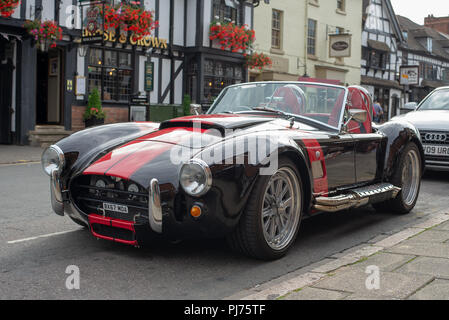 Ein moderner Nachbau eines AC Cobra Sportwagen in Sheep Street, Stratford-upon-Avon, Warwickshire, England geparkt. Stockfoto