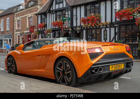 Eine orange Lamborghini Aventador Roadster gegenüber der Rose und Crown Pub in Sheep Street, Stratford-upon-Avon, Warwickshire, England geparkt Stockfoto