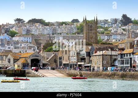 Das Meer und der Hafen an einem Sommertag, St. Ives, Cornwall, England, Großbritannien Stockfoto