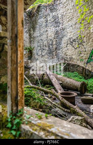 Im Inneren des verlassenen Remains der unteren Fussell Iron Works in der so genannten Fussell Land in der Nähe von Riecht in Sommerset, England, Großbritannien Stockfoto