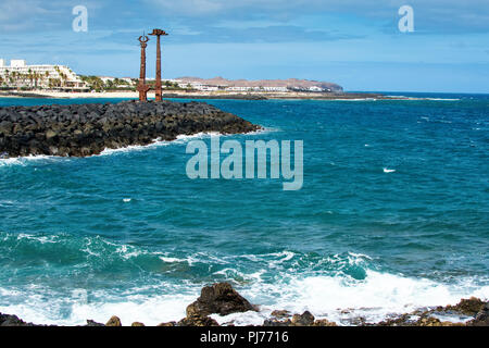 Blick auf Playa de las Cucharas Strand in Costa Teguise, Lanzarote, Spanien, selektiven Fokus Stockfoto