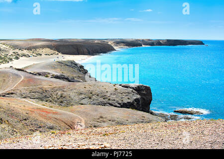 Fußweg zum berühmten Playas de Papagayo in Playa Blanca, Lanzarote, Kanarische Inseln. Blick auf den Strand und das türkisfarbene Meer Stockfoto