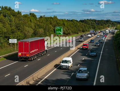 Autos und Lastwagen in Verkehr auf Edinburgh City zweispurige Umgehungsstraße von der Brücke Überführung mit Schild gesehen, Berwick Upon Tweed, Schottland, Großbritannien Stockfoto