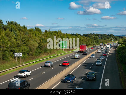 Autos und Lastwagen in Verkehr auf Edinburgh City zweispurige Umgehungsstraße von der Brücke Überführung mit Schild gesehen, Berwick Upon Tweed, Schottland, Großbritannien Stockfoto
