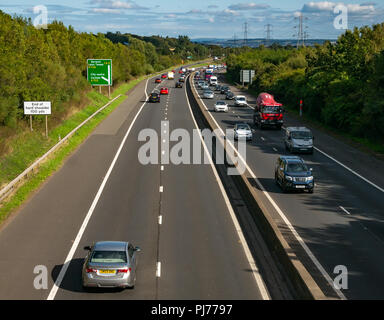Autos und Lastwagen in Verkehr auf Edinburgh City zweispurige Umgehungsstraße von der Brücke Überführung mit Schild gesehen, Berwick Upon Tweed, Schottland, Großbritannien Stockfoto