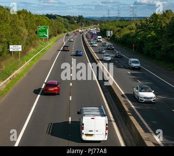 Autos und Weiß van in Verkehr auf Edinburgh City zweispurige Umgehungsstraße von der Brücke Überführung mit Schild gesehen, Berwick Upon Tweed, Schottland, Großbritannien Stockfoto