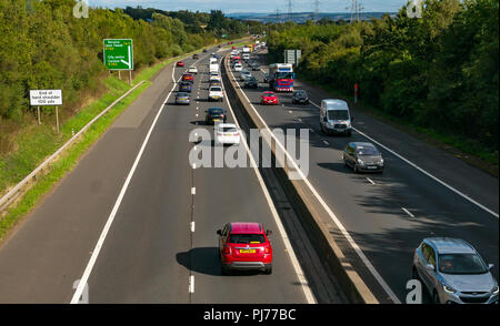 Autos und Lastwagen in Verkehr auf Edinburgh City zweispurige Umgehungsstraße von der Brücke Überführung mit Schild gesehen, Berwick Upon Tweed, Schottland, Großbritannien Stockfoto