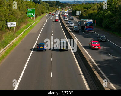 Autos und Lastwagen in Verkehr auf Edinburgh City zweispurige Umgehungsstraße von der Brücke Überführung mit Schild gesehen, Berwick Upon Tweed, Schottland, Großbritannien Stockfoto