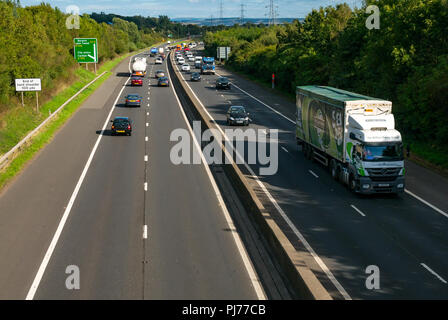 Autos und Lastwagen in Verkehr auf Edinburgh City zweispurige Umgehungsstraße von der Brücke Überführung mit Schild gesehen, Berwick Upon Tweed, Schottland, Großbritannien Stockfoto