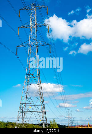 Hoher Strom pylon gegen den blauen Himmel im Sommer, Schottland, Großbritannien Stockfoto