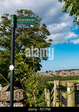 Wanderweg Wegweiser in Richtung Lothianburn und Capital View gehen, Swanston Dorf, Edinburgh, Schottland, Großbritannien Stockfoto