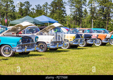 Flache Tiefenschärfe Nahaufnahme einer Linie von 1955 und 1956 Ford Fairlane Crown Victorias. Stockfoto