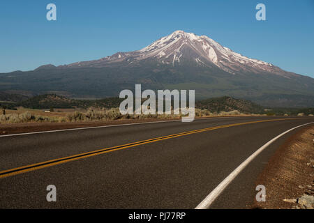 Mt. Shasta in Nordkalifornien tagsüber Ansichten in der Siskiyou Berge Stockfoto