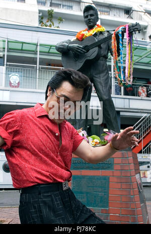 Aaron Elvis Presley Imitator Narikiyo steht eine Statue des Königs des Rock 'n' Roll außerhalb in Tokio am Donnerstag, 16. August 2007. N Stockfoto