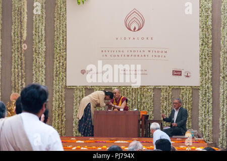 MUMBAI, INDIEN - 10. Dezember 2017: Der 14. Dalai Lama, dem buddhistischen religiösen Leiter, segnet eine Frau auf der Bühne einen Vortrag Veranstaltung. Stockfoto