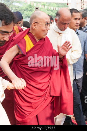 MUMBAI, INDIEN - 10. Dezember 2017: Seine Heiligkeit der 14 Dalai Lama Wellen zu Menschen, wie er ist, die von Freiwilligen in einem spirituellen Vortrag Veranstaltung in Som begleitet Stockfoto