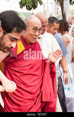 MUMBAI, INDIEN - 10. Dezember 2017: Seine Heiligkeit der 14 Dalai Lama Wellen zu Menschen, wie er ist, die von Freiwilligen in einem spirituellen Vortrag Veranstaltung in Som begleitet Stockfoto