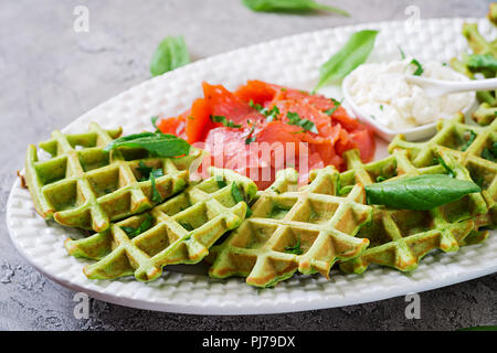 Herzhafte Waffeln mit Spinat und Frischkäse, Lachs in weiße Platte. Leckeres Essen. Stockfoto
