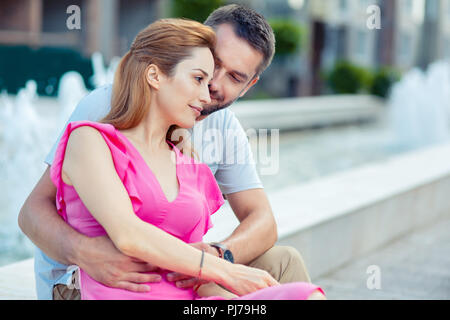 Schön angenehm Mann seine schöne Freundin umarmen Stockfoto