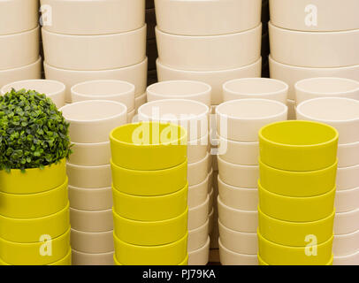 Gelb und grün Kunststoff Blumentöpfe im Garten Center UK Stockfoto