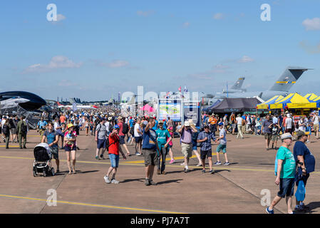 Luftfahrt-Fans, Flugzeugbegeisterte beim Royal International Air Tattoo, RIAT, RAF Fairford. Menschen und Flugzeuge, Flugschau, Flugschau, blauer Himmel Stockfoto