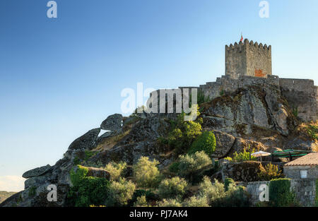 Ansicht der Sortelha schloss, hoch auf dem Hügel, in Portugal. - Vista do Castelo de Sortelha, keine Alto da Colina, em Portugal. Stockfoto