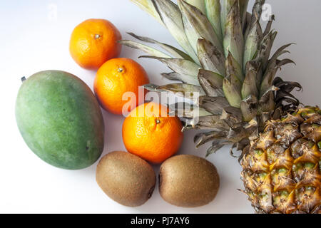 Oberen Hälften der drei saftige Mandarin orangen Früchte stehen auf weißem Hintergrund in der Mitte der Photo, flacher dof isoliert. Stockfoto