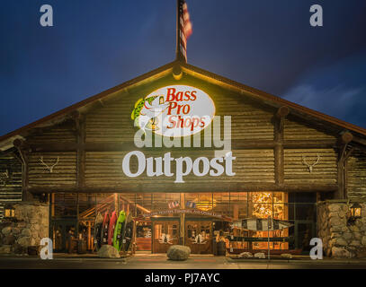 Utica, New York, USA - 3. SEPTEMBER 2018: Bass Pro Shops äußeres Zeichen und Logos während der Nacht. Bass Pro Shops ist ein Einzelhändler für Jagd, Angeln, campin Stockfoto