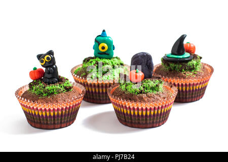 Halloween Urlaub essen bunte Fancy brownies Cupcake mit Fondant dekorieren auf weißem Hintergrund Stockfoto