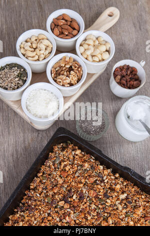 Korn kostenlose paleo Müsli: gemischte Nüsse, Samen, Rosinen, Kokosflocken, Chia und Kokosöl Stockfoto