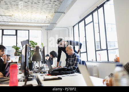 Unternehmer bei der Laptop im Großraumbüro arbeiten Stockfoto