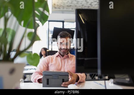 Lächelnde Geschäftsmann mit digital-Tablette in office Stockfoto