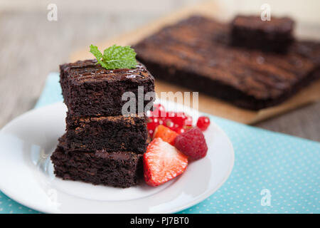 Gesund glutenfreie Brownies mit Süßkartoffel und Kokos Mehl gemacht. Paleo Stil brownies auf einem Holztisch, selektiver Fokus Stockfoto