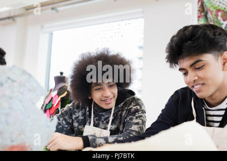 Jungen im Teenageralter in der High School kunst Klasse Stockfoto