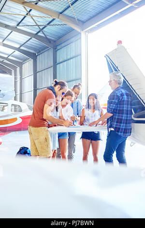 Freunde Planung Reise bei Karte im Hangar Stockfoto