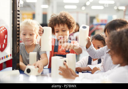 Kinder spielen mit großen Würfel in Science Center Stockfoto