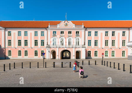 Familienfoto, Ansicht eines Mannes, der ein Foto von seiner Frau und seiner Tochter gegen die rosafarbene Fassade des Schlosses Toompea in Tallinn, Estland, machte. Stockfoto