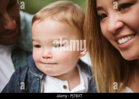 Close up lächelnd Eltern und niedlichen Baby Sohn suchen Stockfoto