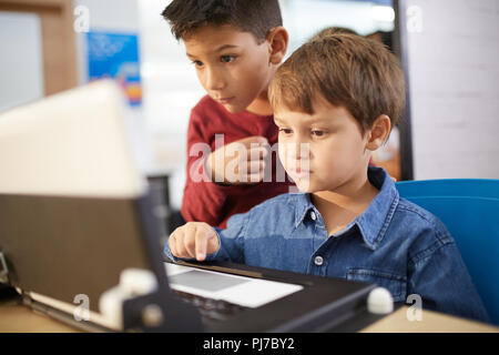 Konzentrierte sich Jungen mit Laptop Stockfoto