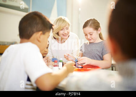 Lehrer und Schüler wissenschaftliche Experiment Stockfoto