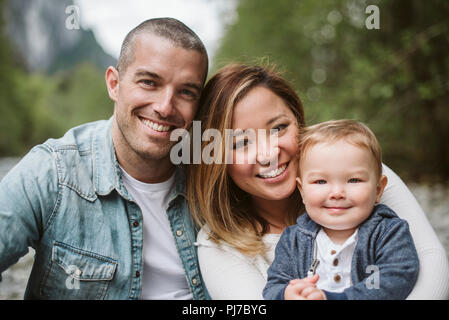 Porträt Lächeln Eltern und Baby Sohn Stockfoto