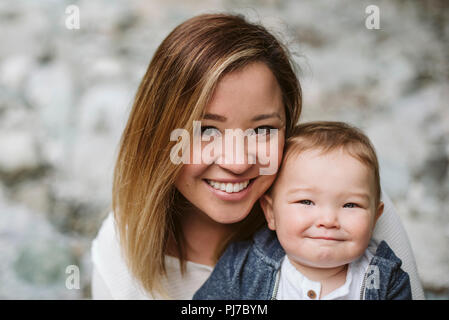 Portrait lächelnde Mutter und niedlichen Baby Sohn Stockfoto